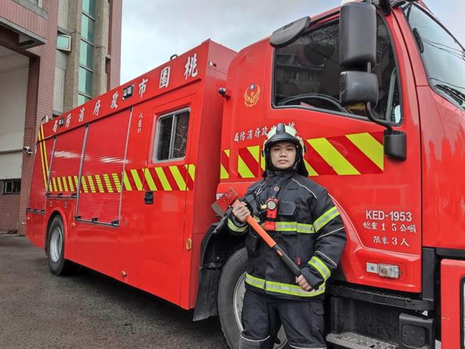 桃园市政府消防局第一救灾救护大队八德分队队员赖永健，大学时期为摔角健将，受义消父亲薰陶成为消防生力军。（八德分队提供／陈梦茹桃园传真）