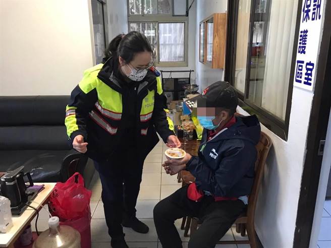 新北有名失智男子一路走到桃園，路程將近10公里，員警協同里長協助男子平安返家。（大園警分局提供／陳夢茹桃園傳真）