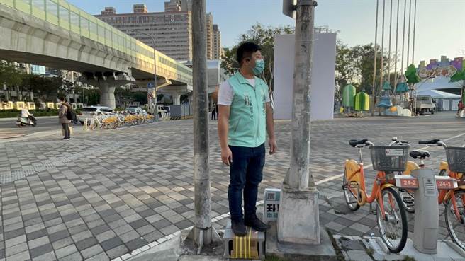 民眾党南屯区市议员参选人洪鑫任，用自制保丽龙砖充当肥皂箱，放在人行道红绿灯跟路灯的中间细缝，象徵年底选举的卡位战。（洪鑫任提供）