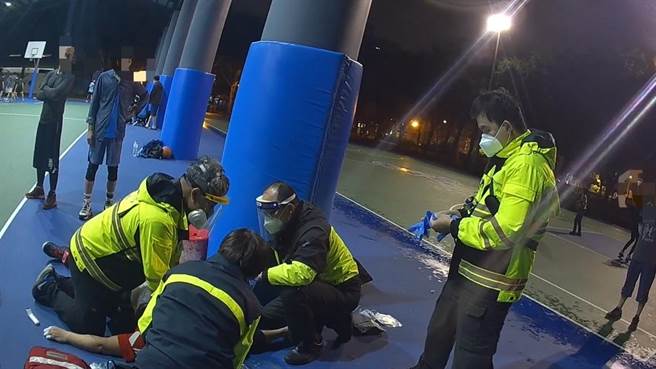 陈姓男子日前傍晚在新北市板桥区八德公园打球运动，突然倒地昏厥，海山警分局文圣派出所与消防员获报前往协助。（翻摄画面）