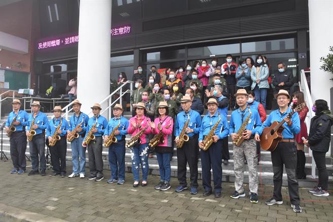 三义乡公所10日邀请台中市丰原区阳明社区协会萨克斯风班前来演奏。（谢明俊摄）