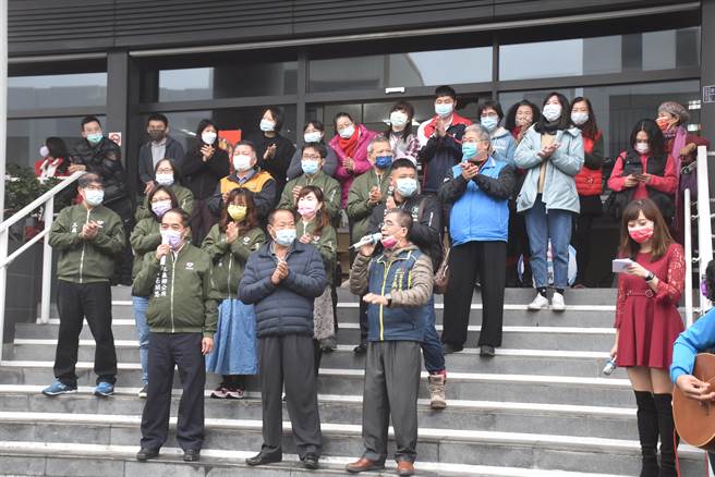 三义乡长吕明忠特别高歌「客家本色」。（谢明俊摄）