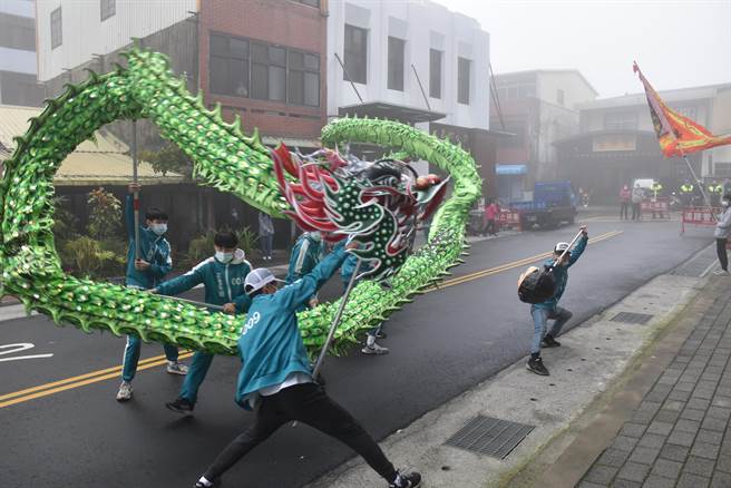 才刚获得苗栗（火旁）龙龙艺竞技大赛的三义龙艺表演禳龙。（谢明俊摄）