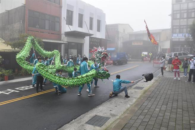 才刚获得苗栗（火旁）龙龙艺竞技大赛的三义龙艺表演禳龙。（谢明俊摄）