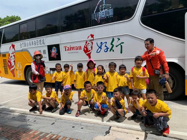 「台灣好行金門線」也是金門學子認識家鄉的好選擇。（金門縣府觀光處提供）