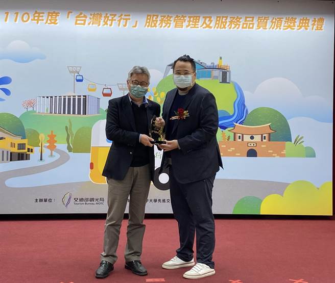 金門縣府觀光處長丁健剛（右）今天赴台接受表揚。（金門縣府觀光處提供）
