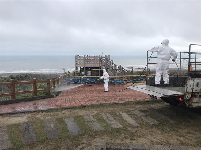 縣府緊急派員到確診足跡處進行消毒。（苗栗縣政府提供／李京昇苗栗傳真）