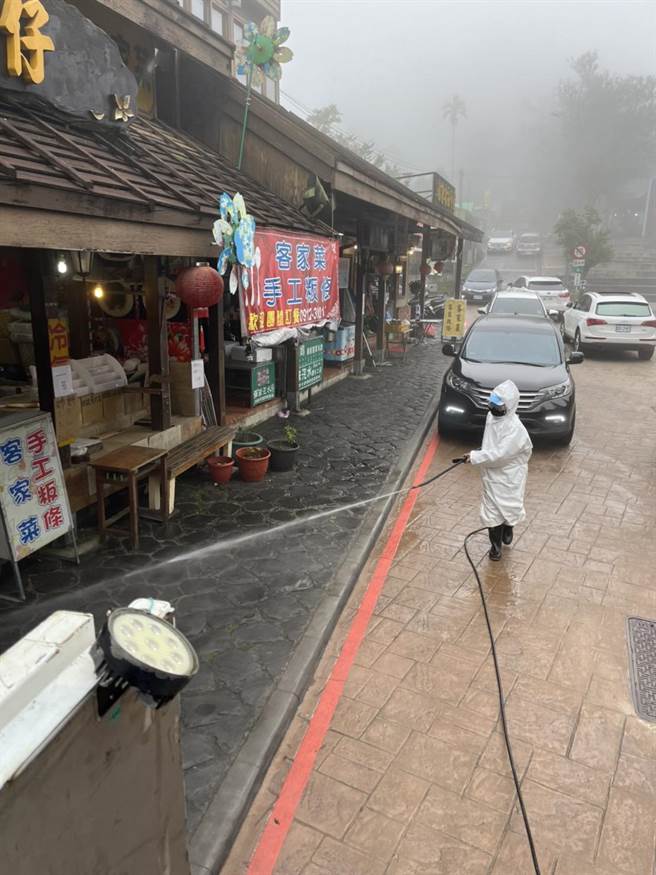屏東確診家族春節到苗栗遊玩，縣府針對所到之處進行清消。（苗栗縣政府提供／李京昇苗栗傳真）