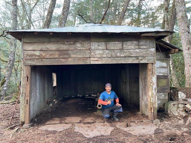 花蓮縣文化局與卓溪鄉登山協會等團隊，上月花費10天，以人工徒步背負材料方式，深入日據八通關越嶺道內2駐在所，修復砲庫原有風貌，並清理遺構。（花蓮縣文化局提供／羅亦晽花蓮傳真）