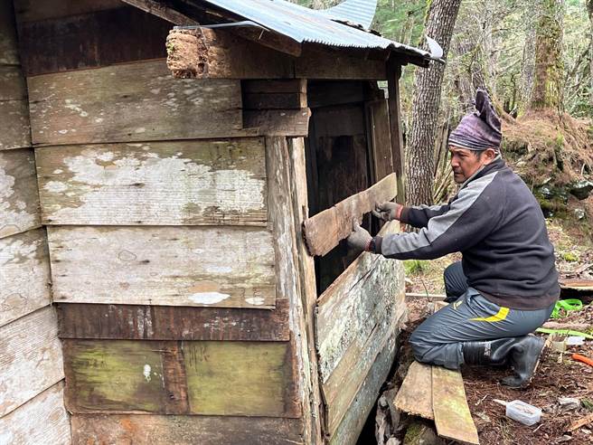 花蓮縣文化局與卓溪鄉登山協會等團隊，上月花費10天，以人工徒步背負材料方式，深入日據八通關越嶺道內2駐在所，修復砲庫原有風貌，並清理遺構。（花蓮縣文化局提供／羅亦晽花蓮傳真）