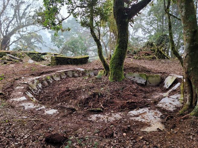 花蓮縣文化局與卓溪鄉登山協會等團隊，上月花費10天，以人工徒步背負材料方式，深入日據八通關越嶺道內2駐在所，修復砲庫原有風貌，並清理遺構。（花蓮縣文化局提供／羅亦晽花蓮傳真）
