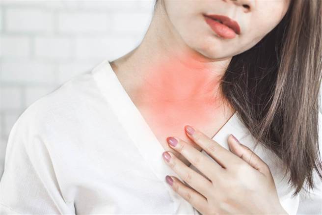 不菸不酒，熟女颈部小肿块竟是癌！靠这利器精准揪出元凶。(示意图/Shutterstock)