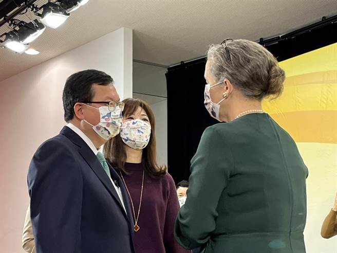 桃园市长郑文灿、AIT处长孙晓雅进行交流。（陈梦茹摄）