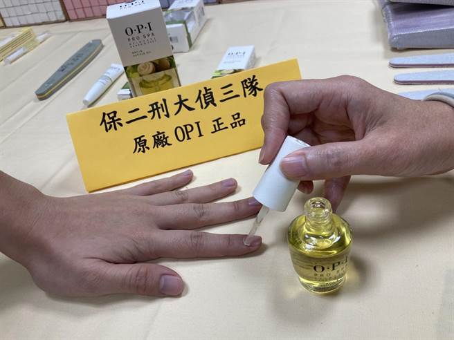 美国OPI商品原厂仅推出2款瓶装及条状有柠檬香味的指缘油，但嫌犯卖的仿冒的指缘油是笔刷型。（翻摄照片／石秀华高雄传真）