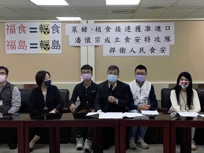 潘怀宗稍早宣布率新党舆情中心主任季节与啄木鸟联盟召集人林岳龙举行记者会，宣示「食安特攻队」成立。（黄婉婷摄）