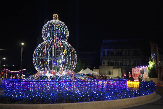 「水岸花都-福葫生丰」光影艺术走廊点灯后好评不断，长300多公尺光廊，高7公尺、宽3公尺绚烂的巨大葫芦主题灯景令人讚嘆。（陈清龙服务处提供／王文吉台中传真）