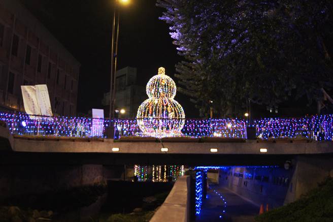 「水岸花都-福葫生丰」光影艺术走廊点灯后好评不断，长300多公尺光廊，高7公尺、宽3公尺绚烂的巨大葫芦主题灯景令人讚嘆。（陈清龙服务处提供／王文吉台中传真）