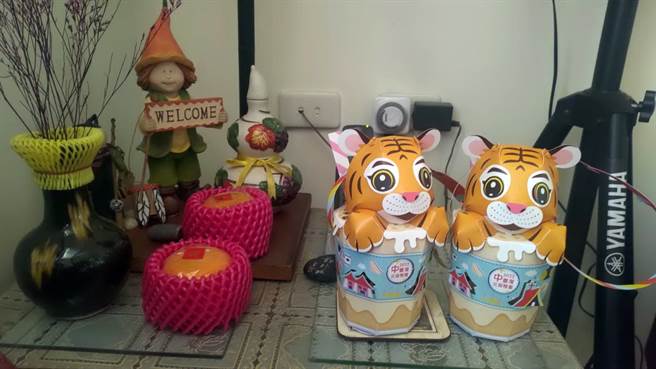 2022水岸花都「福葫生丰．浪漫情原」开幕式现场打卡送虎年小提灯。（陈清龙服务处提供／王文吉台中传真）