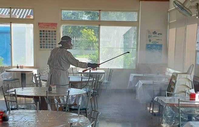 屏县府公布确诊者足迹，有潮荣诊所、潮州黄昏市场、屏东立群补习班等，县府共匡列217人，其中居家隔离109人。（屏县府提供／谢佳潾屏东传真）