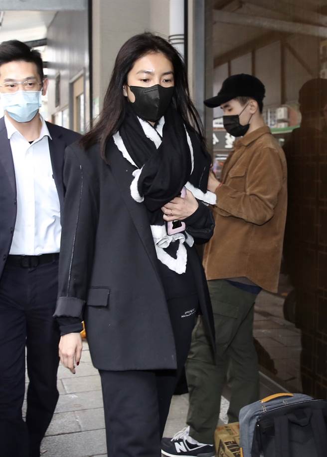 楊謹華素顏至明金成靈堂悼念。(圖／陳俊吉攝)