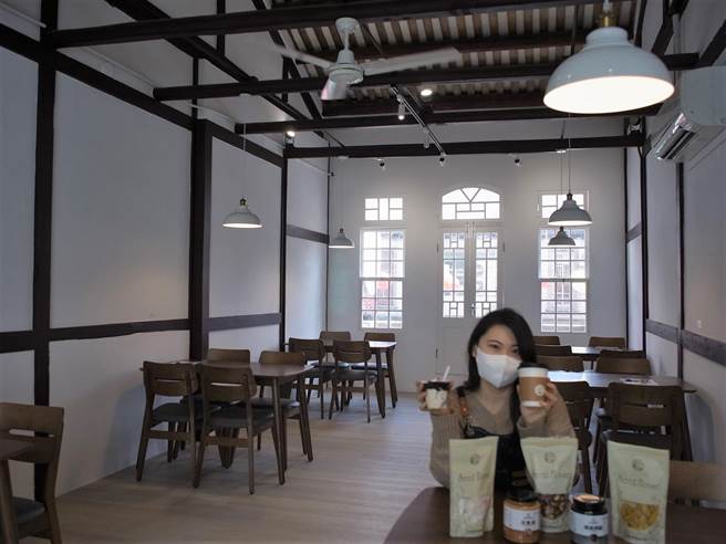 云林县北港镇1家80年杂粮店仓库变身咖啡店，成为文化部「老建筑保存再生计画」新示范点。（张朝欣摄）