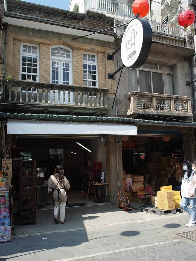云林县北港镇1家80年杂粮店仓库变身咖啡店，成为文化部「老建筑保存再生计画」新示范点。（张朝欣摄）