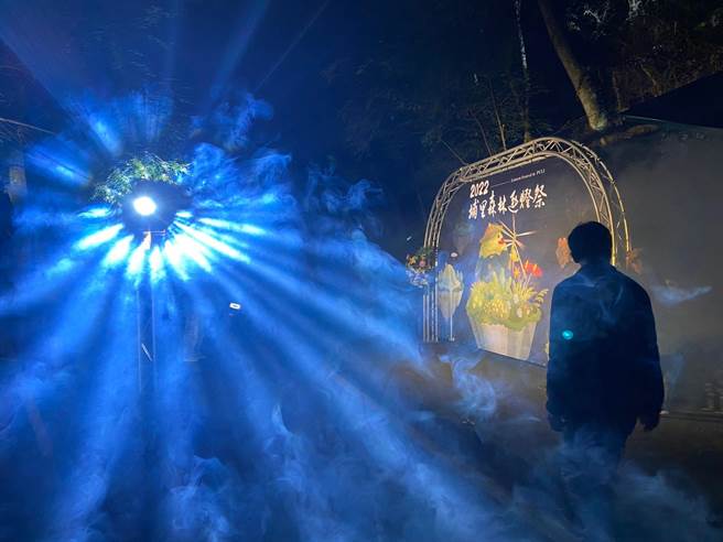 廖志城说，每个灯区都有不同意象，像水之乡有小朋友彩绘的灯笼倒映在水面上，花之都则是不知埔里花卉。(公所提供／吴建辉南投传真)