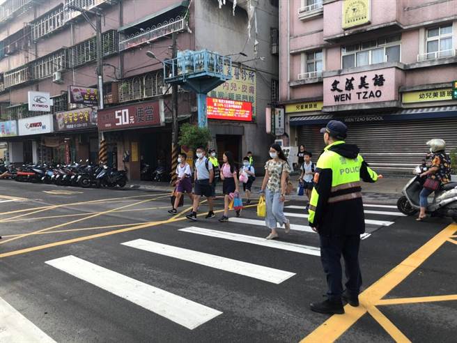 新北警各分局已規畫護童、取締違規學(幼)童車、巡邏及交通整理等各項勤務。（交大提供）