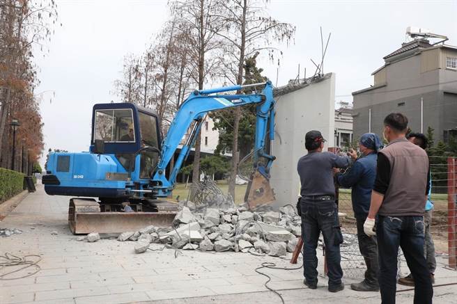 龙井区433-6地号警卫室及大门建物违建，中市府勒令停用，使用人今自拆完毕。（台中市政府提供）