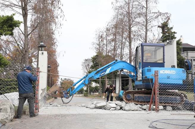 龙井区433-6地号警卫室及大门建物违建，中市府勒令停用。（台中市政府提供）