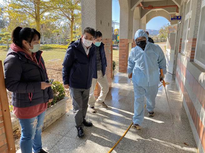 金湖镇长陈文顾（中）带领清洁队进入校园，协助开学前环境清消作业。（金湖镇公所提供）