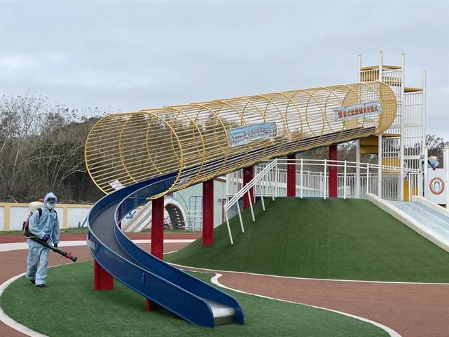 金沙镇公所协助述美国小清消游乐设施。（金门县府教育处提供）