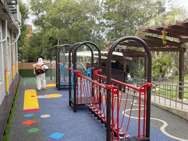 烈屿乡公所协助西口国小清消游乐设施。（金门县府教育处提供）