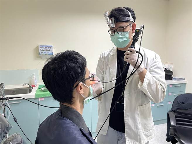 烏日林新醫院耳鼻喉科醫師為患者（非當事人）施行鼻咽喉內視鏡檢查。（烏日林新醫院提供／林欣儀台中傳真）