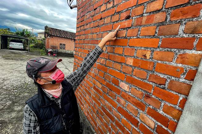 宜蘭、羅東社區大學開始註冊，有39門課程祭出半價優惠，10日「太平洋戰爭的故事」講師楊基山，說明在陳氏鑑湖堂的陳家宅院部分牆面，還留有美軍空襲時機槍掃射的彈孔。（李忠一攝）