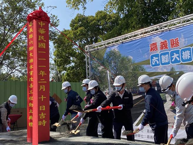 嘉义县环保局争取环保署经费，做六脚大排水质改善工程今天动土。（张亦惠摄）