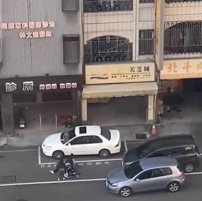 蔡女与周女9日于台中市西屯区河南路上，因为抢停车位，竟上演人肉挡车爆发肢体衝突。（翻摄脸书「爆料公社」）