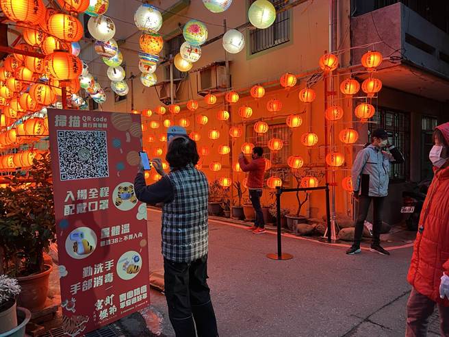 文雅里富町燈節展期即日起自3月6日，傍晚5時半至10時點燈，也請民眾配合防疫措施。（朱毅提供／邱立雅竹市傳真）