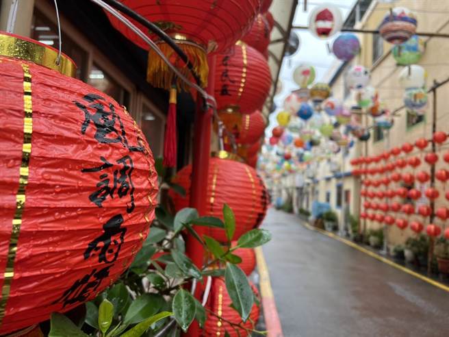 文雅里富町燈節今年掛上400顆燈籠，並用竹架工藝打造出年節限定巷弄私房景點。（朱毅提供／邱立雅竹市傳真）