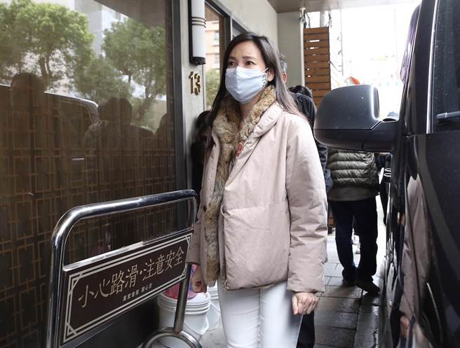 張本渝赴明金成靈堂哀悼，強忍悲痛淚水。（陳俊吉攝）