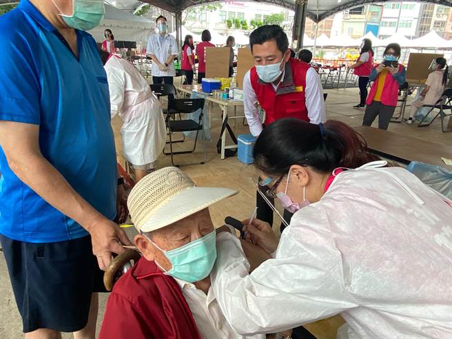 根據衛生福利部統計，新竹市75歲以上長輩基礎劑接種率排名全島第1。（陳育賢攝）
