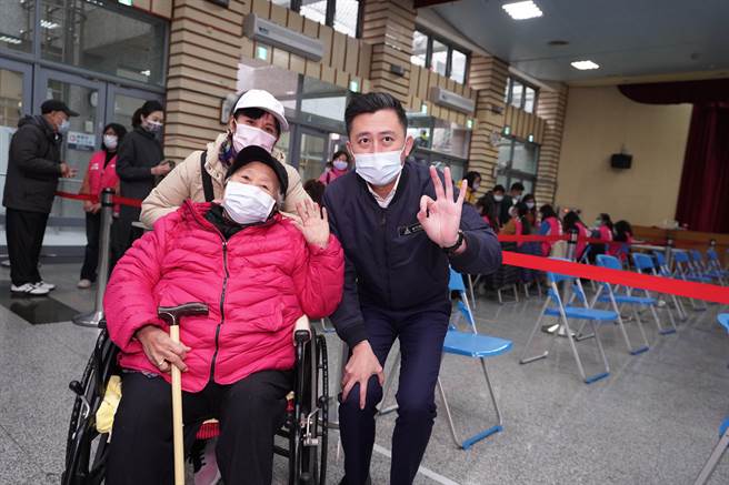 根據衛生福利部統計，新竹市75歲以上長輩基礎劑接種率排名全島第1。（陳育賢攝）