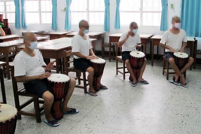 泰源技训所为高龄及身障收容人安排音乐及绘画等课程，以减缓他们老化及失能。（泰源技训所提供／庄哲权台东传真）