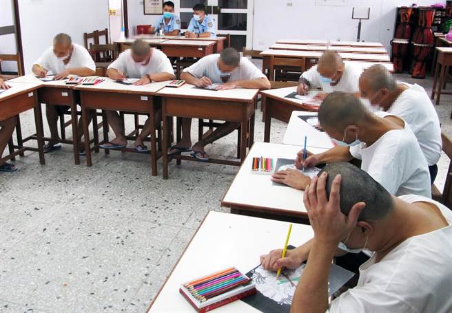 泰源技训所为高龄及身障收容人安排音乐及绘画等课程，以减缓他们老化及失能。（泰源技训所提供／庄哲权台东传真）