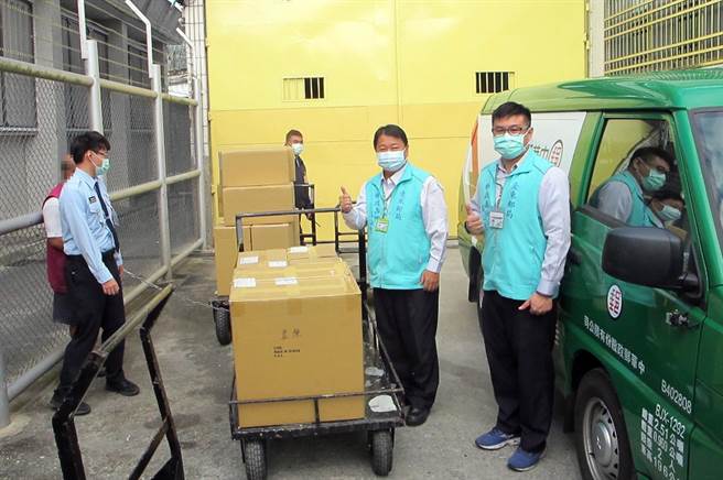 台东邮局无偿提供非洲鼓等教具给泰源技训所。（台东邮局提供／庄哲权台东传真）