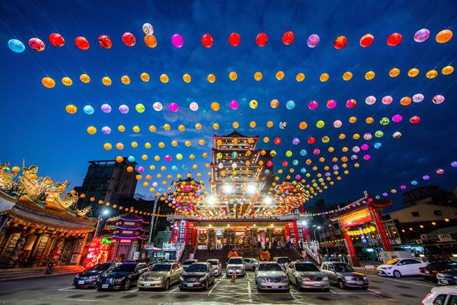 嘉義市九華山地藏庵《地藏庵菩薩本願經》經文燈海祈福。（洪年宏提供／廖素慧嘉市傳真）