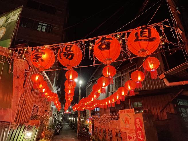 嘉義市崇陽古道花燈洋溢舊懷風。（嘉義市政府提供／廖素慧嘉市傳真）