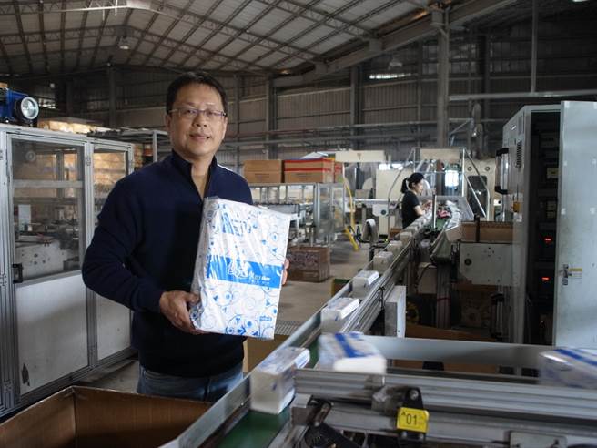卫生纸喊涨，云林县北港镇1家卫生纸工厂不涨价还加码送。（张朝欣摄）