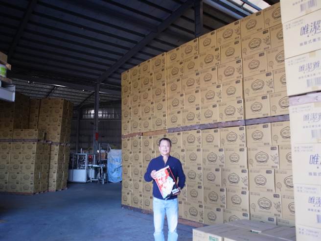 卫生纸喊涨，云林县北港镇1家卫生纸工厂不涨价还加码送。（张朝欣摄）
