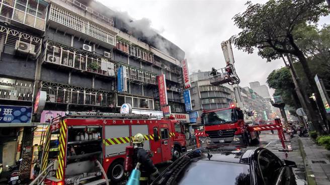 新庄自立街民宅火警　1人受困失去生命迹象（消防局提供／戴上容新北传真）